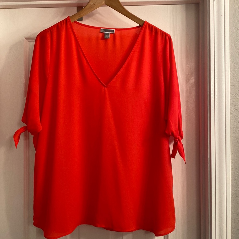 Red blouse, side sleeve ties